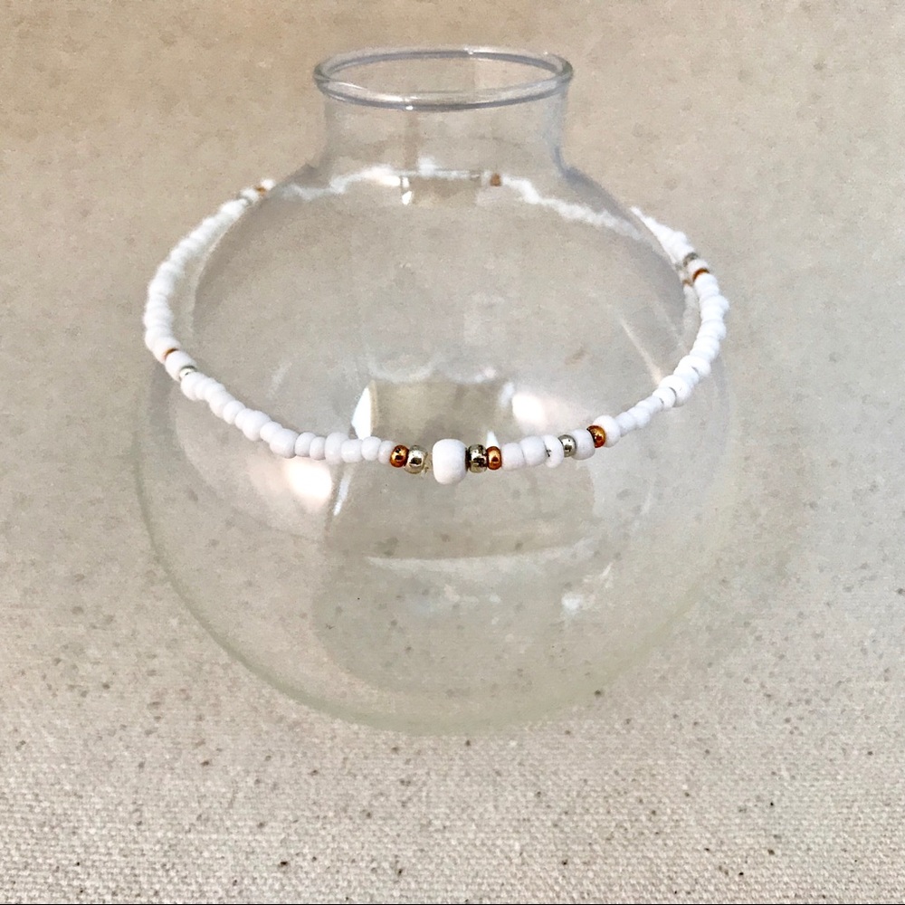 Anklet stretch beaded: white opaque/mix metallic